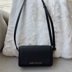 Marc Jacobs Black Crossbody Bag with Textured Leather and Adjustable Strap